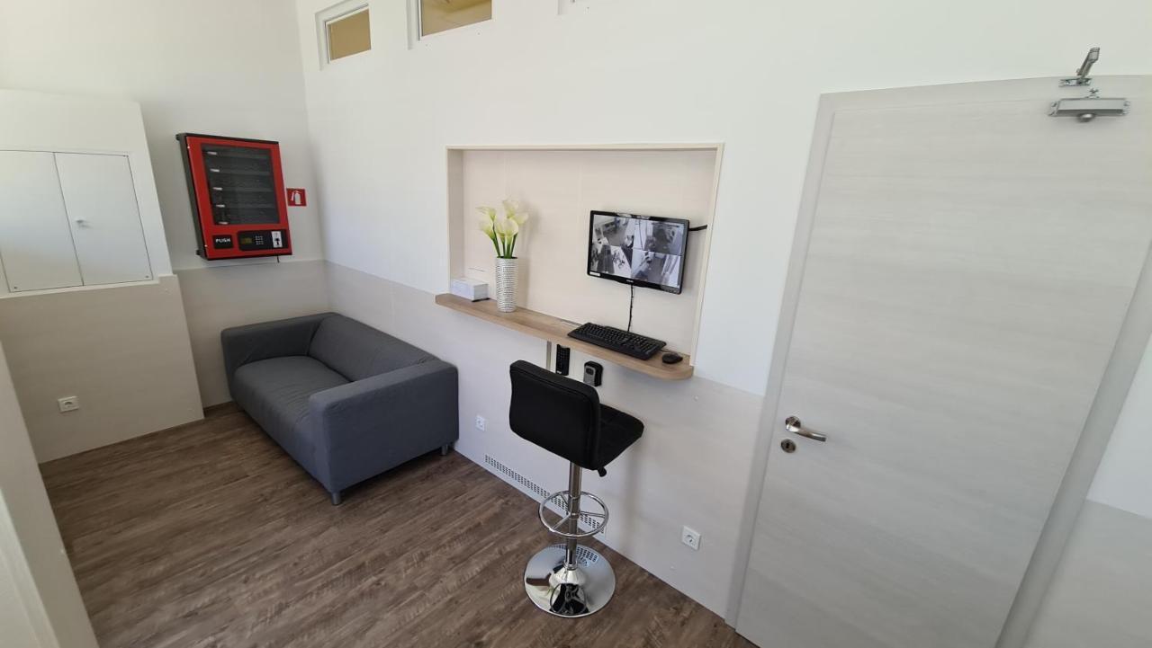 לובליאנה Cabin Hostel מראה חיצוני תמונה