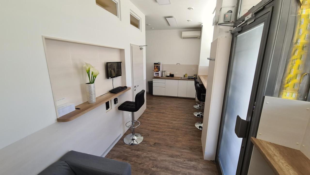לובליאנה Cabin Hostel מראה חיצוני תמונה